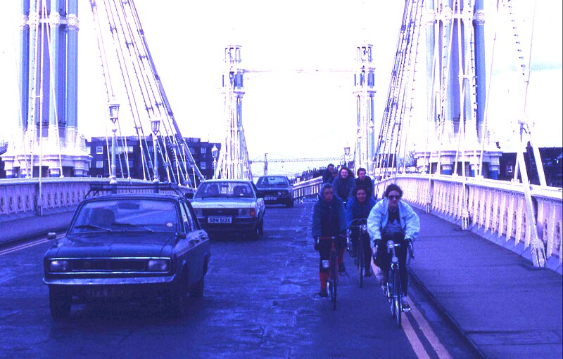 File:Cycling across Battersea Bridge March 1988.jpg