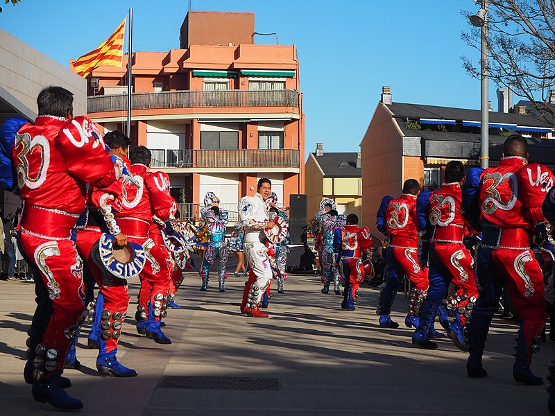 File:Dansa boliviana amb Caporales San Simón USA P5120037.jpg