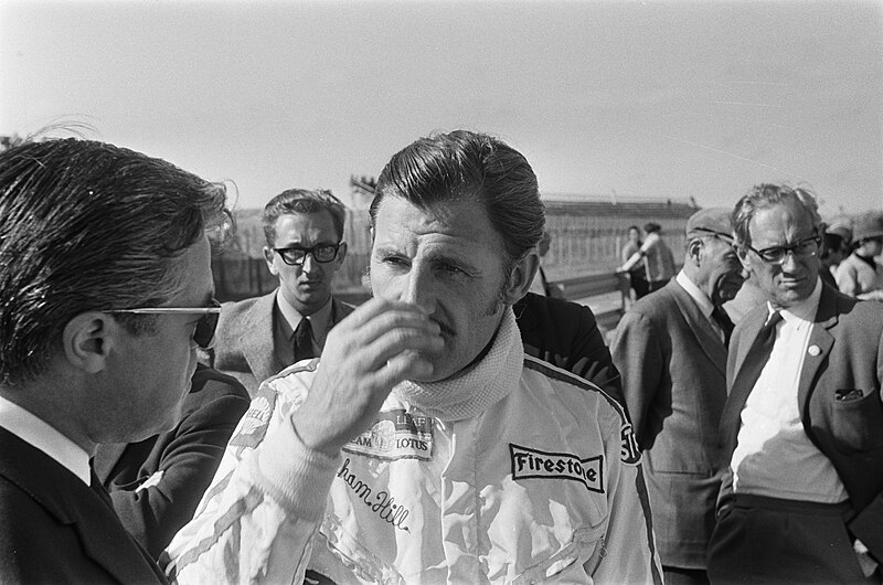 File:De coureurs Graham Hill (links) en Colin Chapman in gesprek, Bestanddeelnr 922-5453.jpg