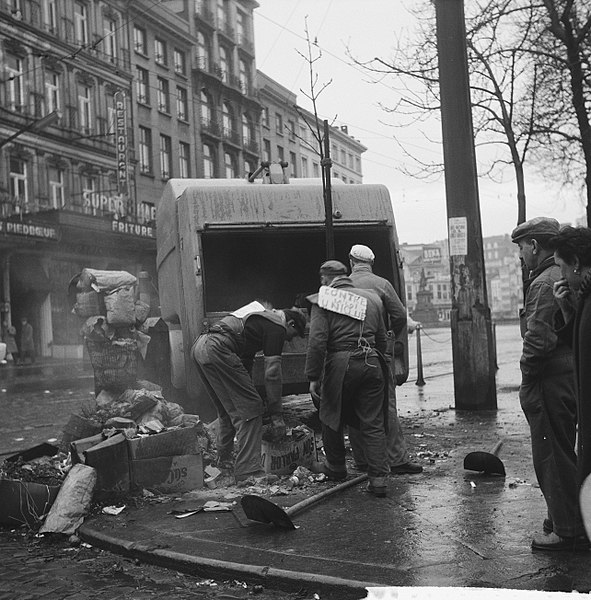 File:Demonstraties in Brussel tegen de Eenheidswet, stakers trekken door Luik, Bestanddeelnr 911-9365.jpg