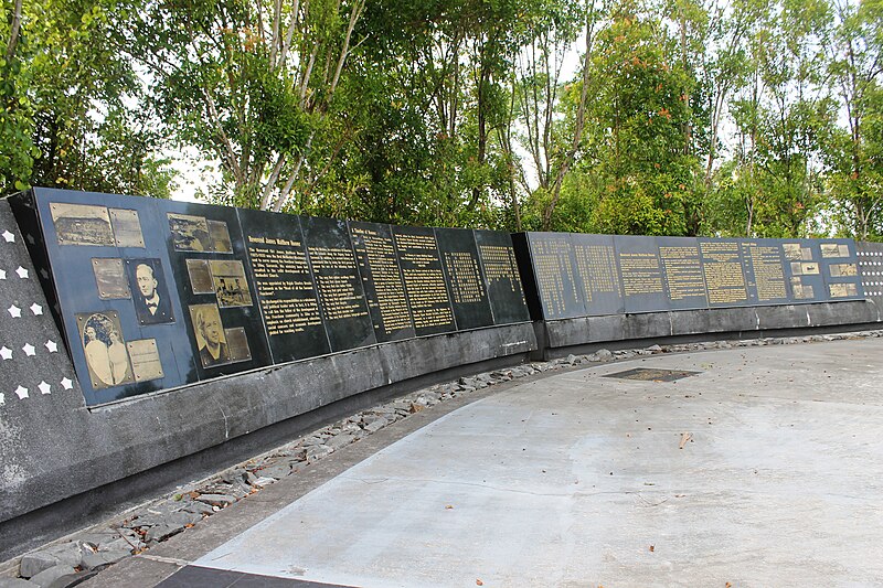 File:Description plaques at Hoover Memorial Square, Sibu.JPG