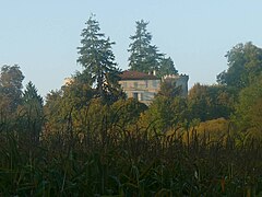 Le château de Dirac vu depuis la vallée de l'Anguienne...