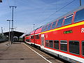 Doppelstockwagen der DB-Regio im Bahnhof, Gleis 5, von Neuenburg oder Basel kommend; links Gleise 1 und 3