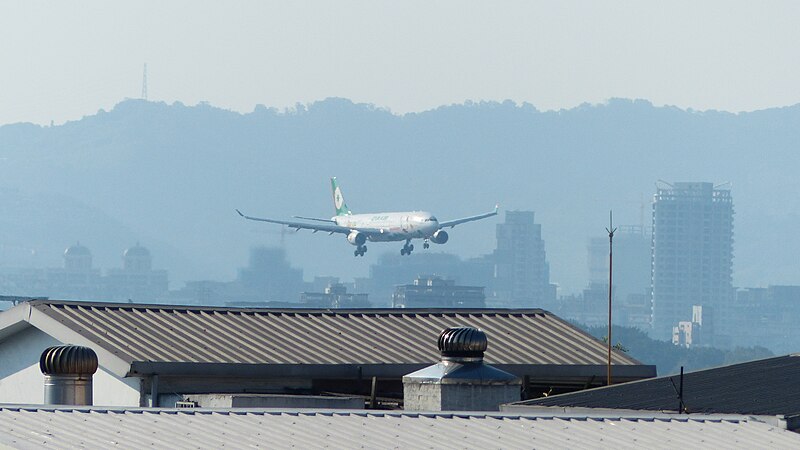 File:EVA Air B-16331 Final Approach in Taipei Songshan Airport 20131029.jpg