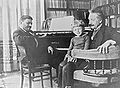 А. Эйнштейн (справа) в гостях у П. Эренфеста с сыном Эренфеста Павликом на руках, июнь 1920 г.