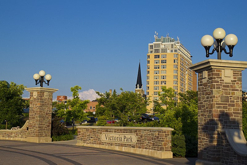 File:Entrance of Victoria Park in Kitchener - panoramio.jpg