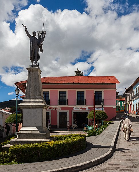 File:Estatua de Hidalgo, Real del Monte, Hidalgo, México, 2013-10-10, DD 01.JPG