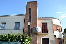 Casa Littoria, progetto dell'ing. Ugo Marti (Salerno 1904 - Ferrara 1947) costruita nel 1939 (collaudo anno 1941) secondo lo stile detto razionalista.