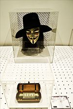 Миниатюра для Файл:ExpoSYFY - V for Vendetta - Da Vinci Code (10773001116).jpg