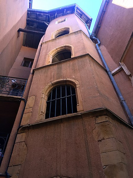 File:Façade à Villefranche-sur-Saône, juillet 2016.jpg