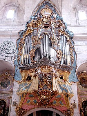 Prospekt der Jordi-Bosch-Orgel von 1765 in Santanyí, Parròquia de Sant Andreu (vormals in Palma de Mallorca, Convent de Sant Domingo): fächerförmige, zum Teil mehrfach geschweifte Anordnung der Horizontalzungen – hier unter anderem links mit den Pfeifen von Baixons 4′, rechts von Trompa magna 16′ sowie in der Mitte von oben nach unten von Trompa batalla 8′, Regalies 8′ und Dolçaina 16′