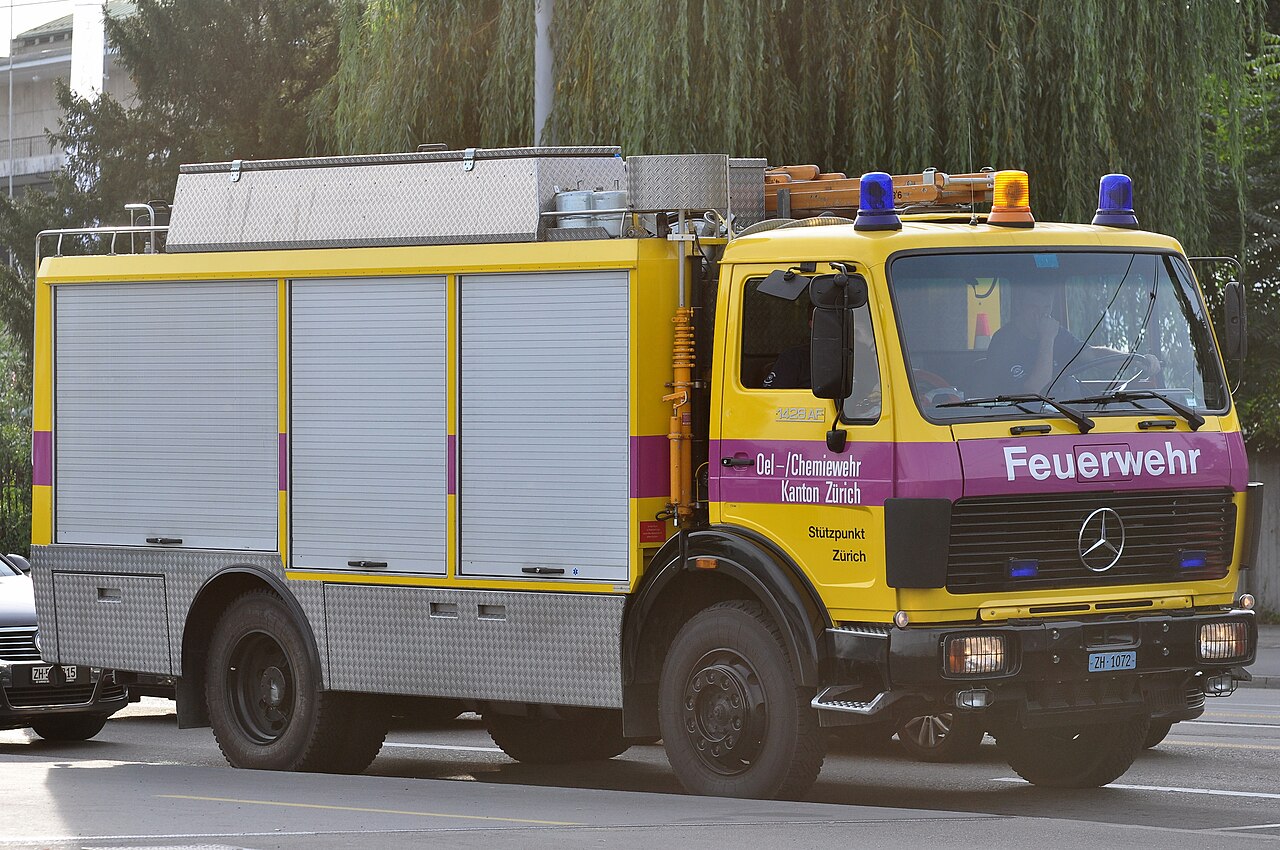 Mercedes-Benz NG camion 1280px-Feuerwehr-Oelwehr_%28Schutz_und_Rettung_Z%C3%BCrich%29_-_B%C3%BCrkliplatz_2010-09-02_18-41-54