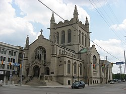 Erste methodistische Kirche von Cleveland auf der anderen Straßenseite.jpg