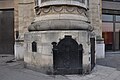 Fontaine dans le soubassement de la colonne.