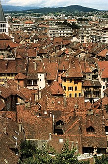 Vedere peste acoperișurile orașului vechi din Annecy.