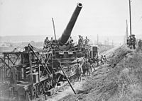 Canadian Army officers inspecting a Canon de 305 modèle 93/96 TAZ in 1917.