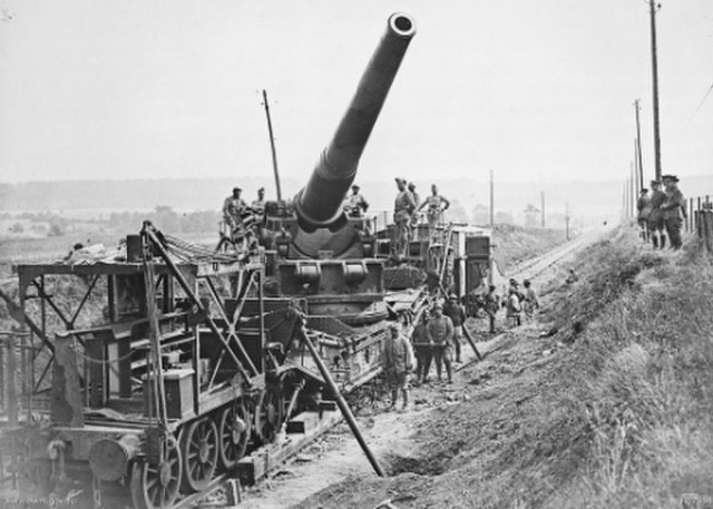 A Canon de 305 modèle 93/96 TAZ railway gun c. 1917.