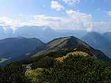 Der Hohe Fricken vom Bischof, Estergebirge, im Hintergrund die Zugspitze