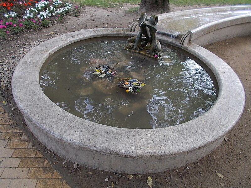 File:Frog fountain, Szabadság Square, Kecskemét 2016 Hungary.jpg