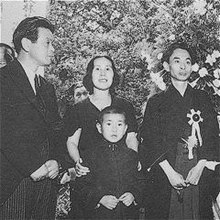 Yasunari Kawabata (right) and other attendants at Hayashi's funeral, 1951