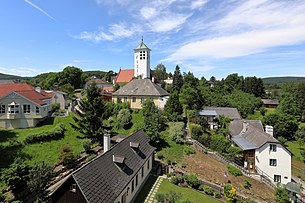 Vue sur le "Kirchberg" depuis Gablitz avec Maternelle II, ancienne école, église paroissiale et ancien moulin