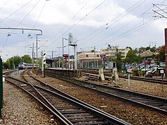 Vue générale depuis le passage à niveau (PN 7) à l'ouest de la gare.