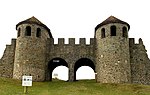 Portão de pedra com duas torres e duas passagens em arco