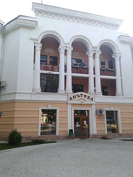 File:Gebäude im Zentrum von Tiraspol.jpg