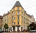 Mietshaus in geschlossener Bebauung in Ecklage und Vorgarten an der Mottelerstraße mit Läden