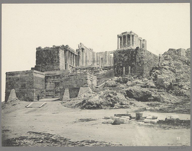 File:Gezicht op de Propyleeën van de Akropolis van Athene Propylées prises de face. (titel op object), RP-F-F01148-BU.jpg