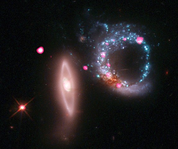https://upload.wikimedia.org/wikipedia/commons/thumb/0/0a/Giant_Ring_of_Black_Holes-_A_galaxy_about_430_million_light_years_from_Earth._%286261055049%29.jpg/573px-Giant_Ring_of_Black_Holes-_A_galaxy_about_430_million_light_years_from_Earth._%286261055049%29.jpg