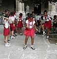 Schoolmeisjes in Cuba op een hinkelbaan