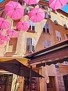 La rue Tracastel à Grasse avec les parapluies roses d’ExpoRose.