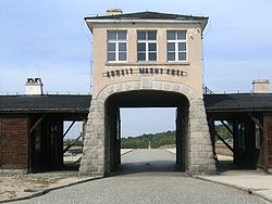 Hlavní brána koncentračního tábora Gross-Rosen s nápisem Arbeit macht frei (česky: Práce osvobozuje)