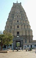 Gapura di kuil Virupaksha di Hampi, Karnataka, India.