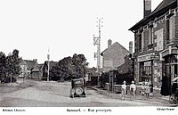 Village reconstruit vers 1935, avec le café de la place.