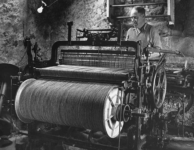 File:Harris Tweed Weaver c1960.jpg