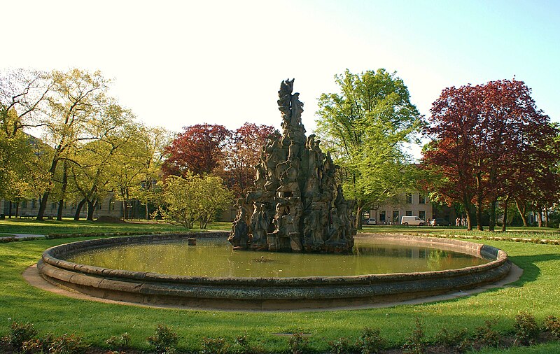 File:Hugenottenbrunnen-Erlangen01.JPG