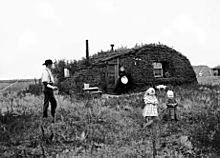 Norwegian settlers in front of their sod house in North Dakota in 1898 Hultstrand61.jpg