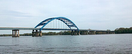 I‑280 crosses the Mississippi River over the Baker Bridge.