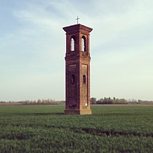 Il solitario campanile di Durazzo è l'unico superstite del borgo medievale distrutto nel XVIII secolo dalle continue alluvioni.