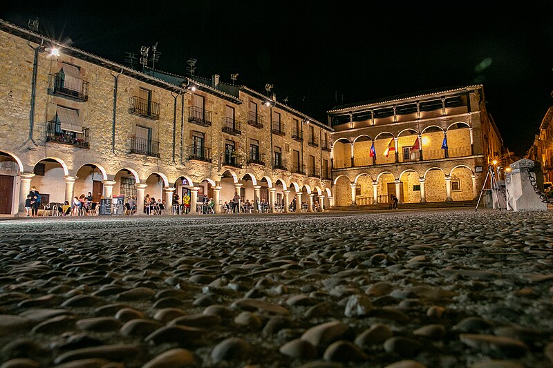 File:Inauguración de la iluminación de la Plaza Mayor de Sigüenza (51247535871).jpg