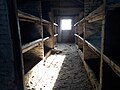 Interior de uno de los barracones de prisioneros del campo de exterminio nazi de Auschwitz-Birkenau situado en Polonia.jpg