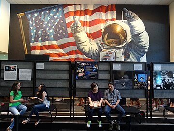 A Johnson Űrközpont egyik kiállítási terme, amelyet Bean egyik festményének nagyméretű reprodukciója díszít