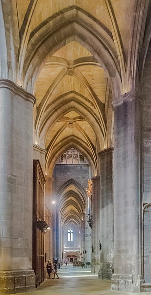 File:Interior of the Our Lady Cathedral of Rodez 09.jpg