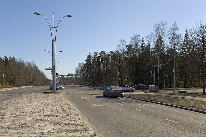 File:Intersection of Huopalahdentie and Ulvilantie April 18 2009.jpg