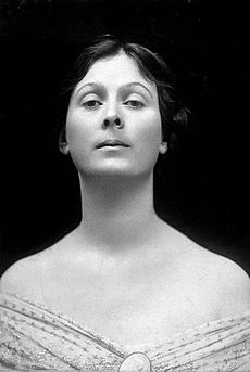 Isadora Duncan portrait cropped.jpg