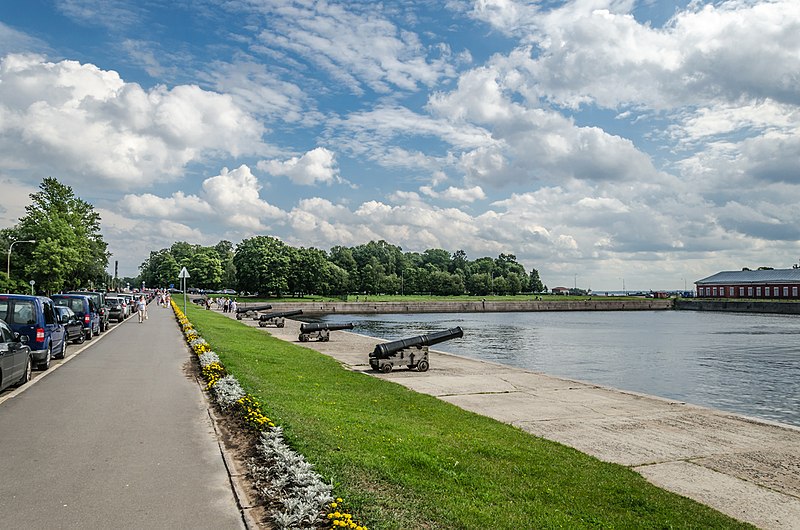 File:Italian pond in Kronstadt.jpg