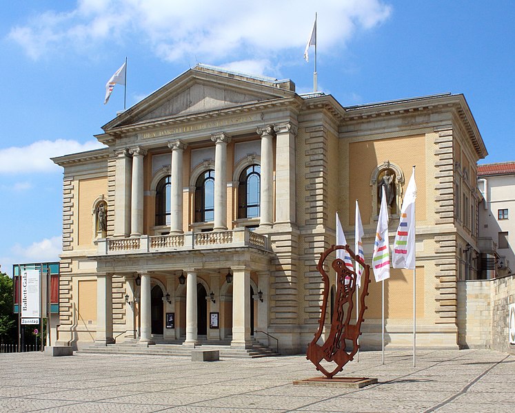 File:Joliot-Curie-Platz - panoramio (3).jpg