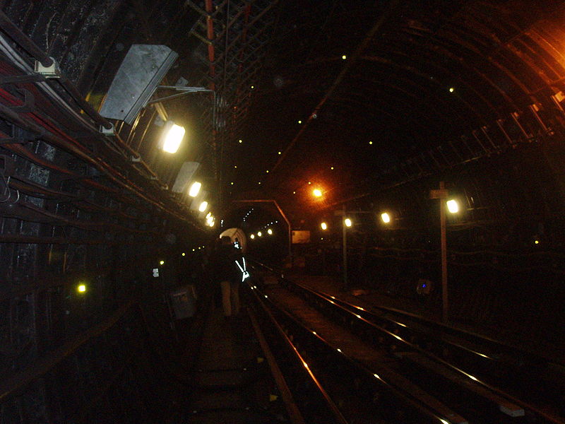 File:Jubilee Line tunnel (detraining during April 2008 power failure).jpg